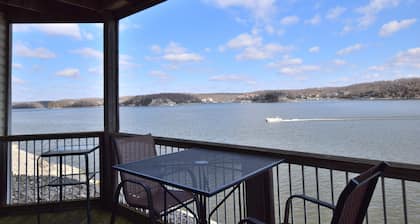 Large, Beautifully Furnished -Sleeps 12, 6 beds -2 kings & 4 queens -BLDG 10