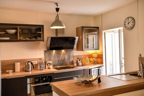 Een koelkast, een microgolfoven, een oven, een kookplaat