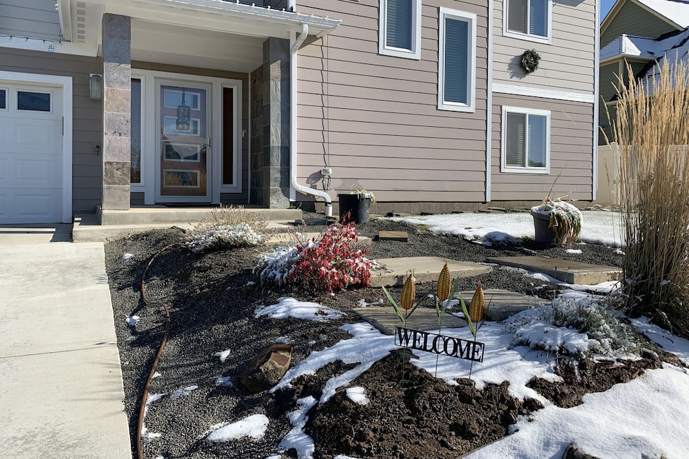 Spa Palouse Home, Spacious & Extremely Comfortable Upper Level private entrance.