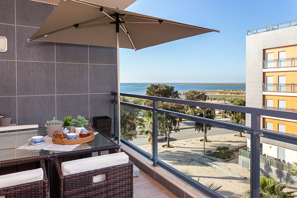 Luxury 1-Bedroom with Rooftop Pool & Ria Formosa View, Village Marina, Olhão