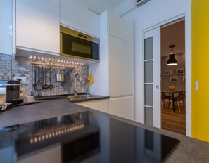 Geladeira, micro-ondas, fogão, cooktop