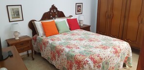 2 makuuhuonetta, tallelokero huoneessa, silitysrauta/-lauta