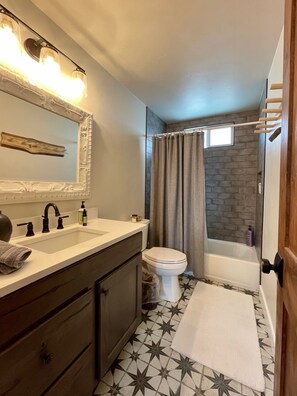 Combined shower/bathtub, hair dryer, towels, soap - Charming Mountain Cabin Sleeps 12 (Sandpoint)