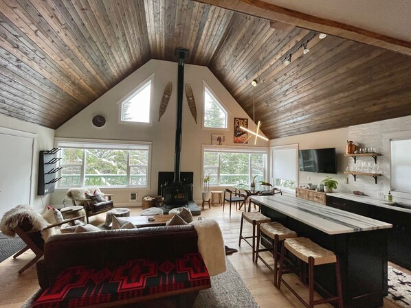 Smart TV, fireplace, DVD player, music library - Charming Mountain Cabin Sleeps 12 (Sandpoint)