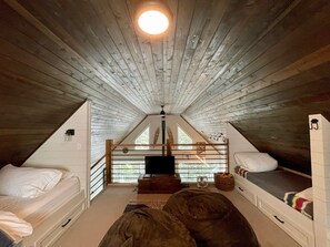 5 bedrooms, free WiFi, bed sheets - Charming Mountain Cabin Sleeps 12 (Sandpoint)