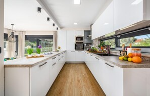 Fridge, oven, stovetop, coffee/tea maker