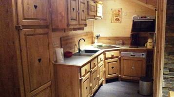 Een koelkast, een oven, een kookplaat, een vaatwasser