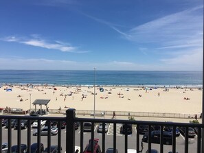 On the beach - Oceanfront Penthouse Condo with Beautiful Beach View (Hampton)