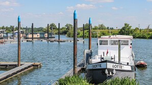 Ein Boot liegt an einem Steg, auf der Seite ist der Name 'LOTTE' zu sehen.
