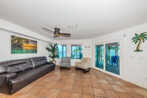 TV, caminetto, libri