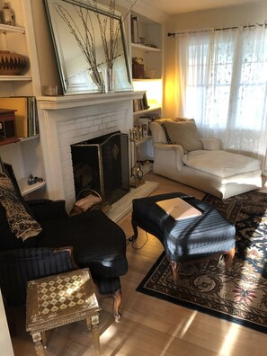 Een smart-tv, een open haard, een kantoor en een printer