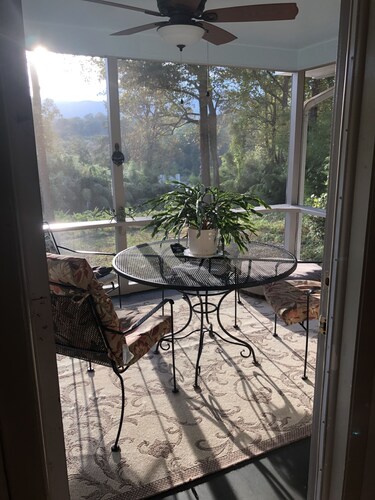 Tryon Love 2 min walk to downtown. Wood fireplace. Monthly rentals only.