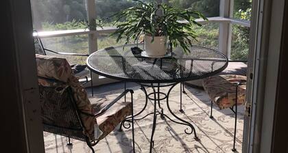 Tryon Love 2 min walk to downtown. Wood fireplace. Monthly rentals only.