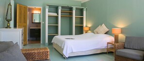 6 chambres, fer et planche à repasser, lit de bébé portatif