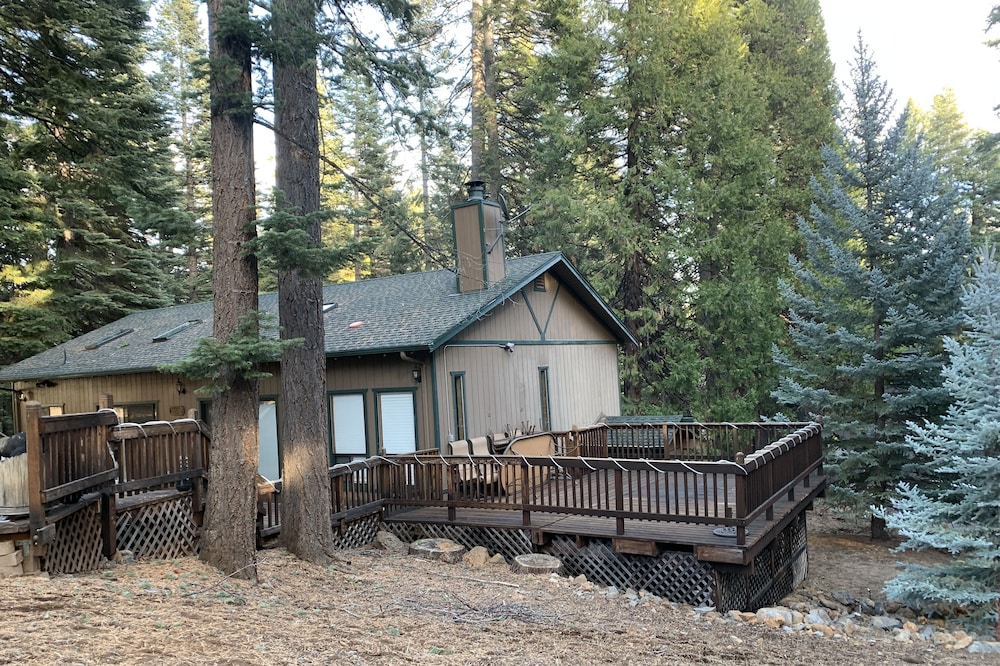 Excellent cabin with large deck 10+ guest capacity