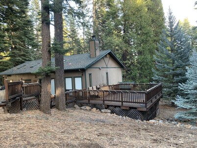 Excellent cabin with large deck 10+ guest capacity