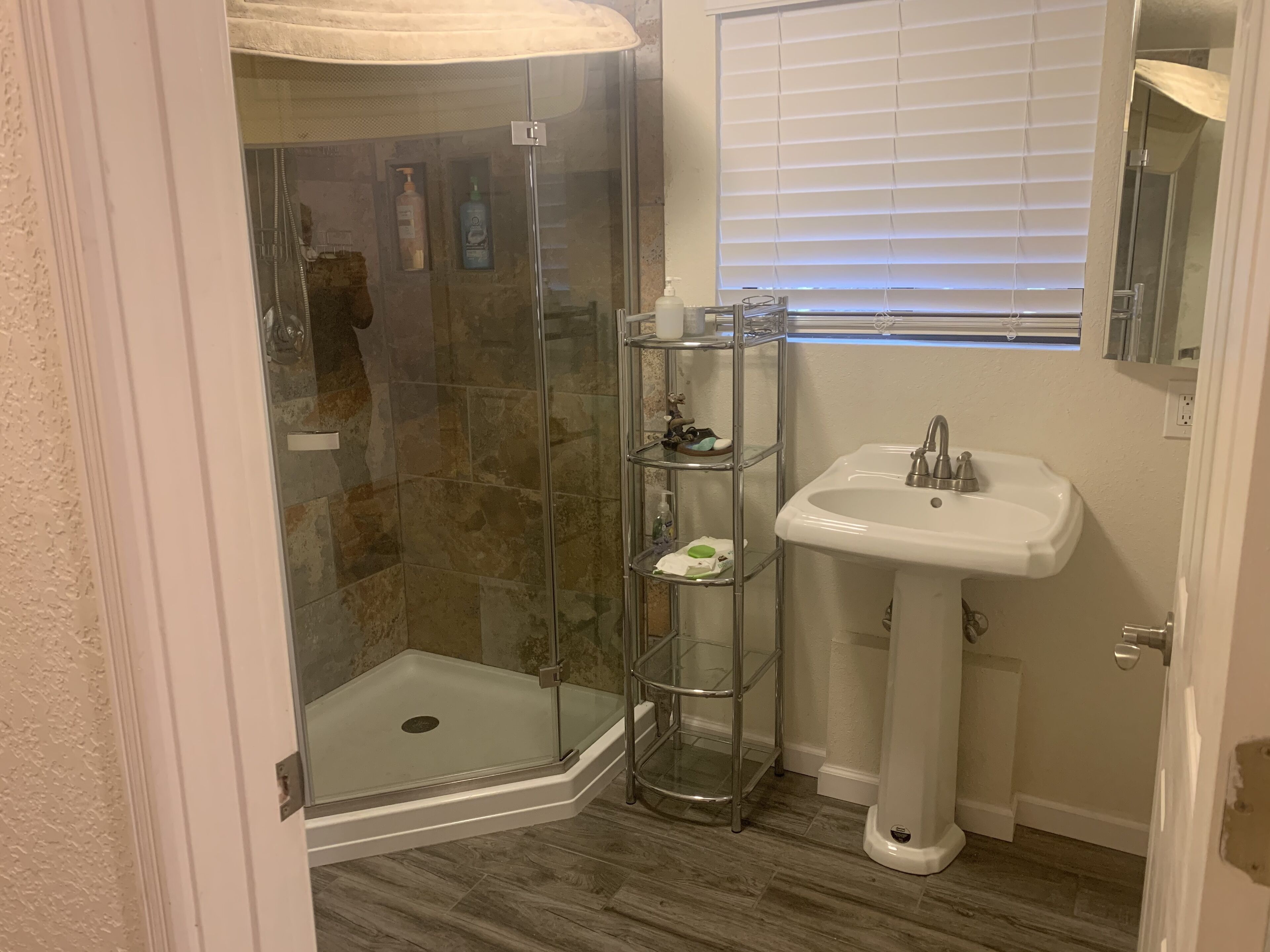 Excellent cabin with large deck 10+ guest capacity