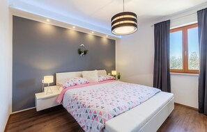 3 bedrooms, travel cot, free WiFi, bed sheets - 3 bedroom stunning apartment in Kavran (Kavran)