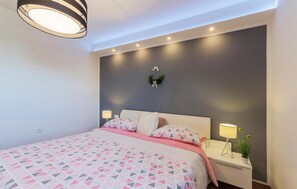 3 bedrooms, travel crib, free WiFi, bed sheets