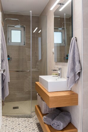 Bathtub, hair dryer, towels, soap - KEA, above the sea, superb views, near beach. (Almyrida)