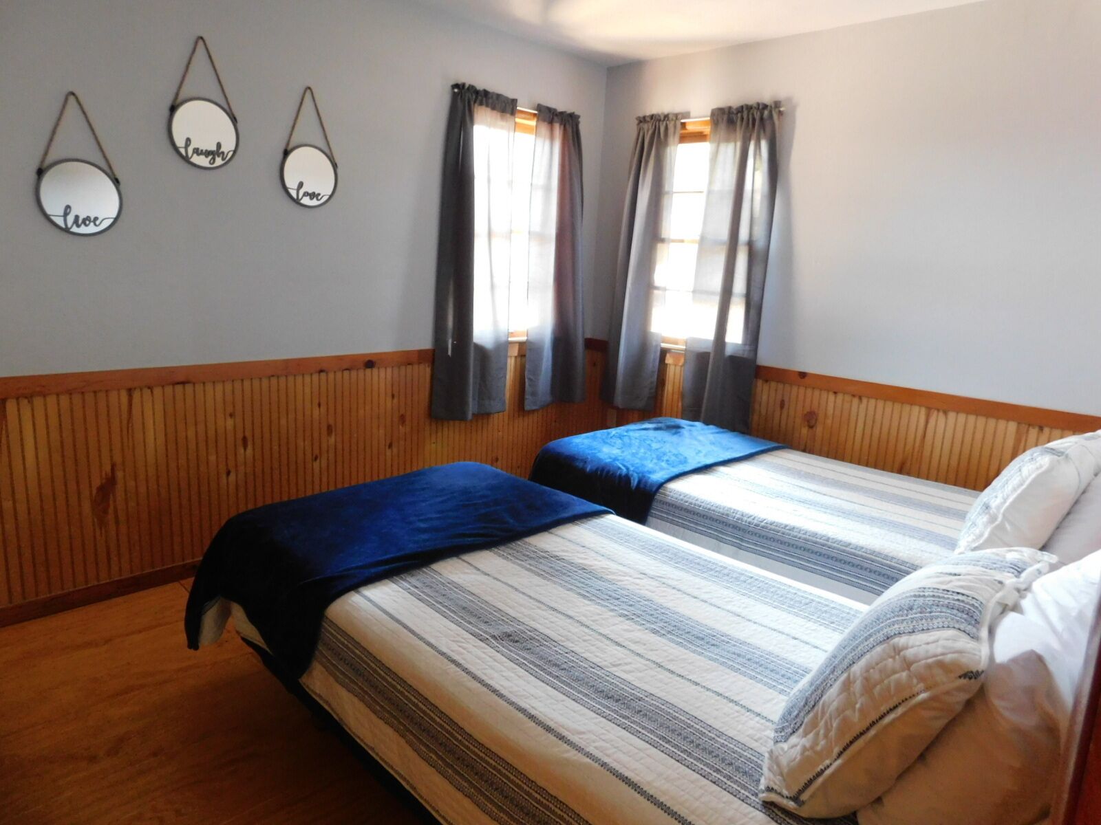 Cottage #6 on Bull Shoals Lake nestled in the woods, Remodeled with fireplace