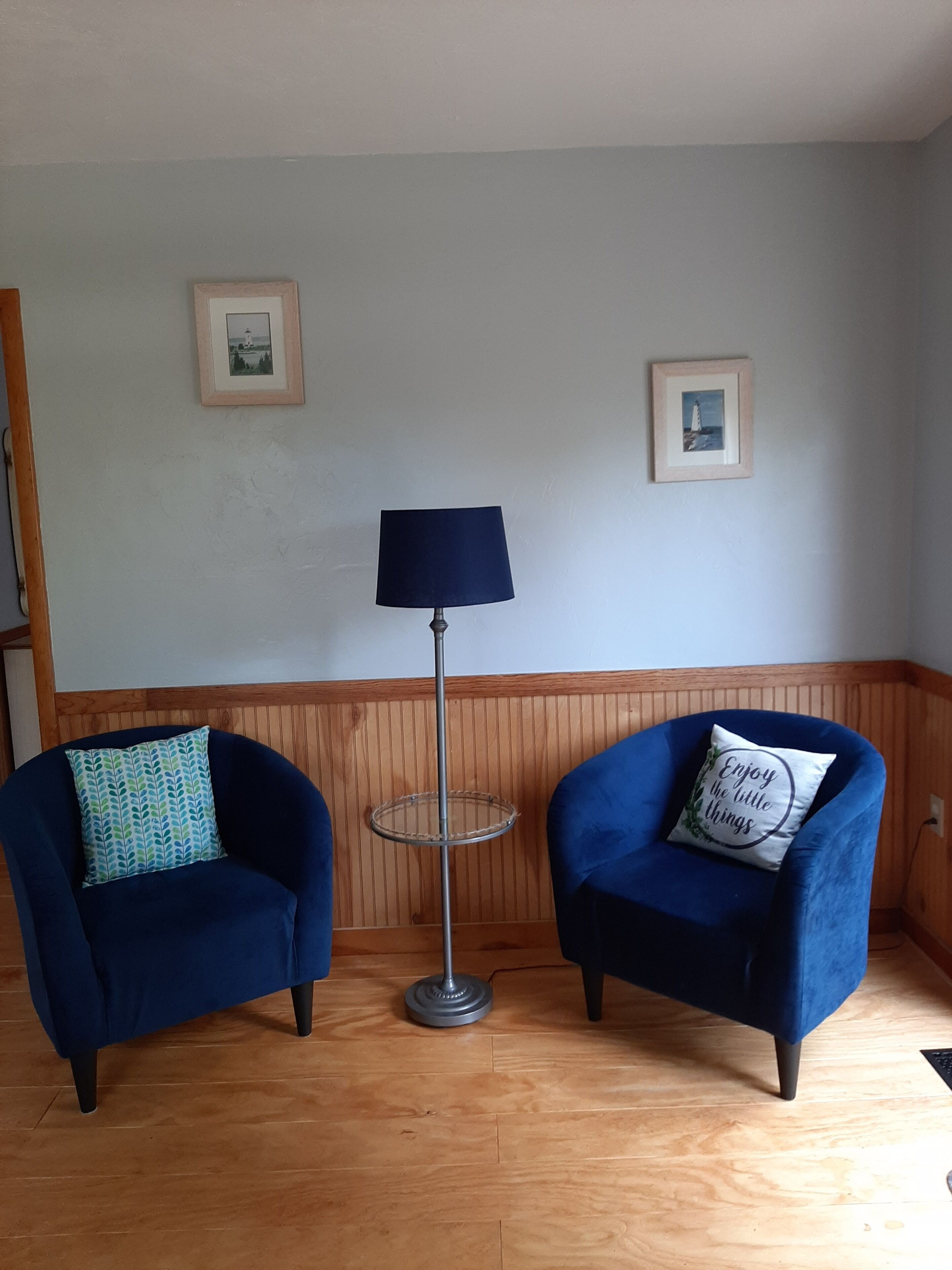 Cottage #6 on Bull Shoals Lake nestled in the woods, Remodeled with fireplace