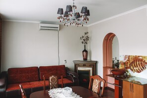 Premium-Studio | Individuell dekoriert, Schreibtisch, laptopgeeigneter Arbeitsplatz