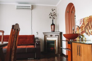 Premium studio | Individueel gedecoreerd, een bureau, een laptopwerkplek