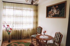 Premium-Studio | Individuell dekoriert, Schreibtisch, laptopgeeigneter Arbeitsplatz