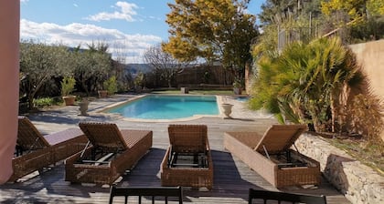 Au coeur de la Provence: Villa spacieuse avec piscine privée et belle vue