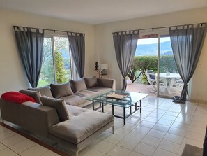 Smart TV, fireplace, DVD player, table tennis