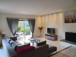 Smart TV, fireplace, DVD player, table tennis