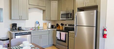 Réfrigérateur, four à micro-ondes, un four, surface de cuisson