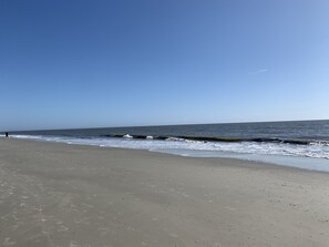 Playa en los alrededores, camastros y toallas de playa 
