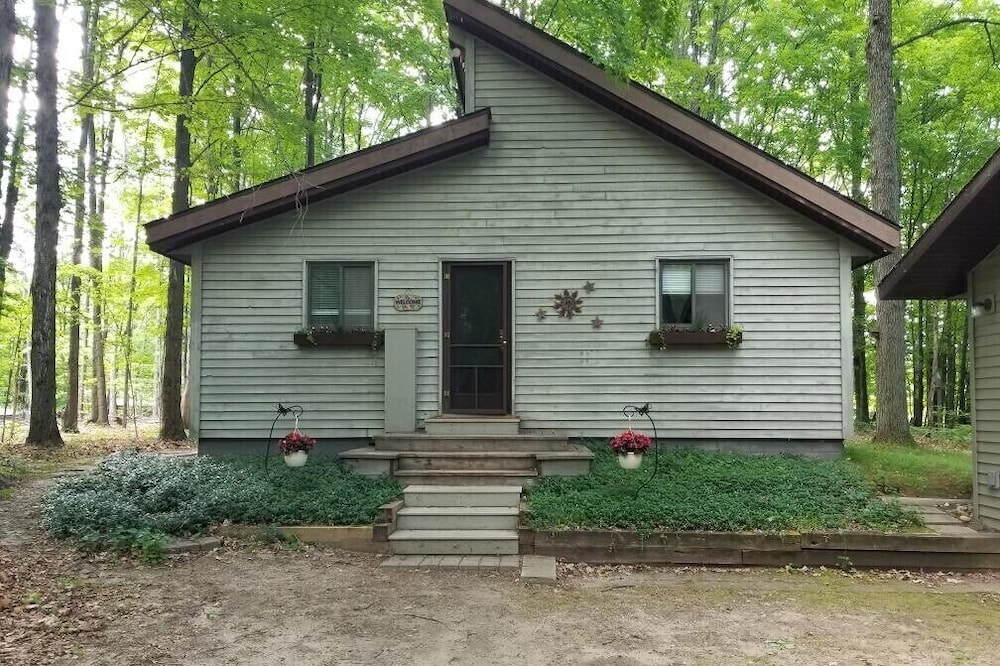Up-north wood cabin, steps from river, 1 mile to Crystal Mtn Resort, free wifi.