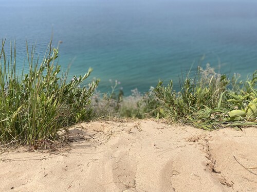 Up-north wood cabin, steps from river, 1 mile to Crystal Mtn Resort, free wifi. 