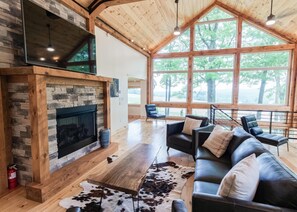 TV connectée, cheminée, jeux vidéo, baby-foot