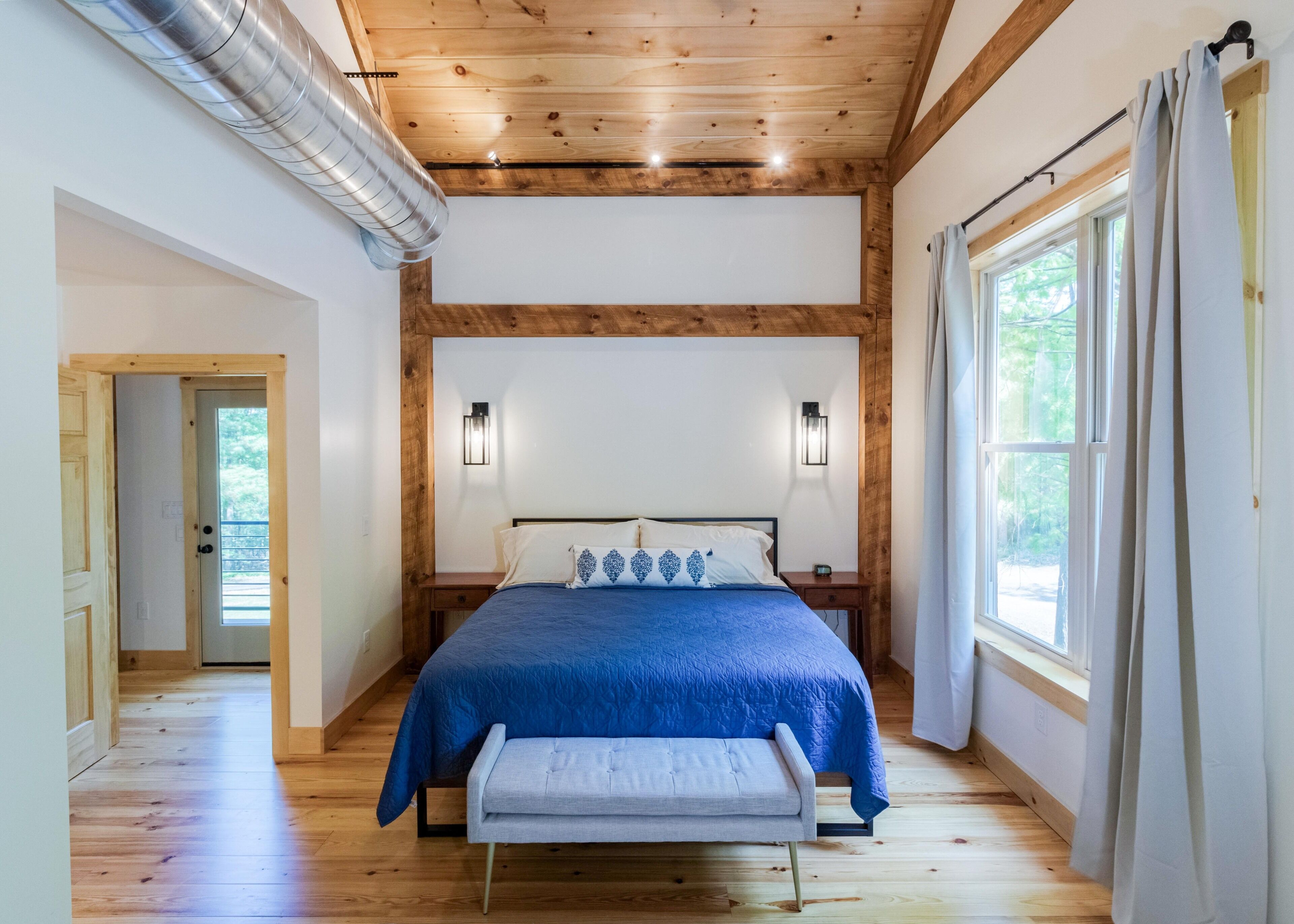 Mount Nittany Lodge -New Luxury Mountaintop Home, Chef's Kitchen, 5 BR's 4 Baths