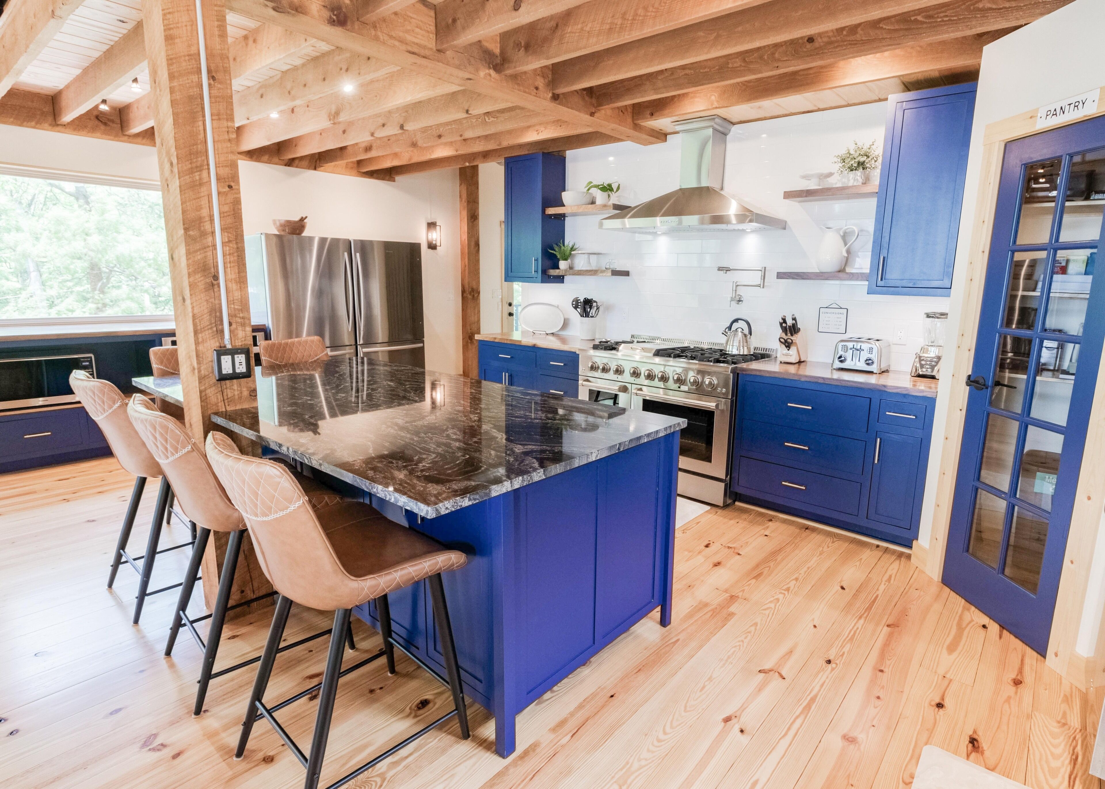 Mount Nittany Lodge -New Luxury Mountaintop Home, Chef's Kitchen, 5 BR's 4 Baths