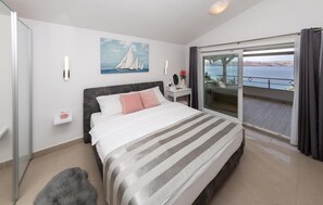 4 bedrooms, in-room safe, travel crib, free WiFi - Gorgeous home in Cesarica (Cesarica)