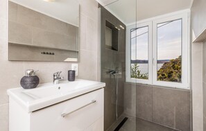 Shower, hair dryer - Nice home in Cesarica (Cesarica)