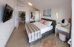 4 bedrooms, in-room safe, travel cot, free WiFi