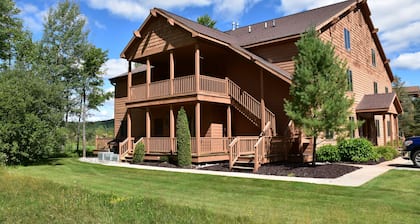 Stunning Knotty Pine Condo at Schuss Mountain