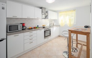 Refrigerador, microondas, horno y lavavajillas 