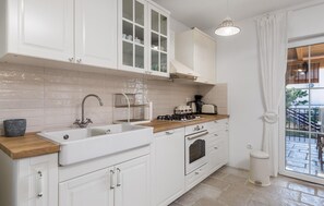 Fridge, stovetop, dishwasher, coffee/tea maker