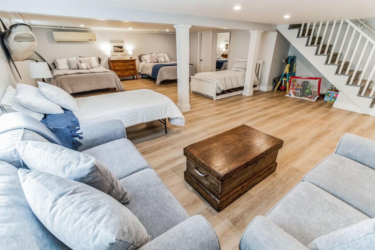 4 bedrooms, desk, iron/ironing board, travel cot