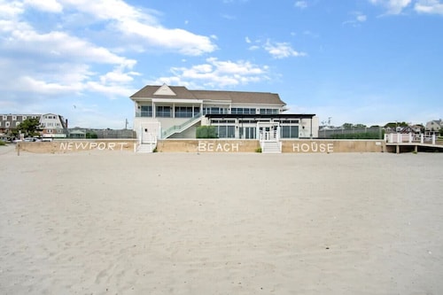 Beach House w/ a VIEW! Walk to Beach and Newport