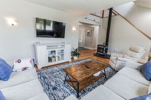 Een televisie en een open haard