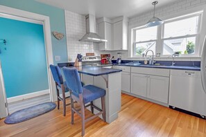 Jääkaappi, kahvin-/teenkeitin, syöttötuoli