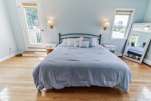 3 slaapkamers, een bureau, een strijkplank/strijkijzer, reisbedje